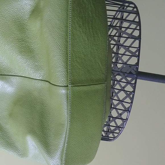⭐HOST PICK⭐Great condition, 100% LEATHER GREEN COLOR Tote Bag - Picture 13 of 16